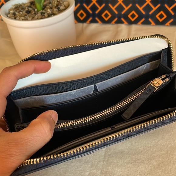 New, tory burch leather emerson wristlet zip continental wallet navy - Picture 9 of 12